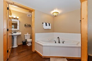 Cabaña superior, varias habitaciones, bañera de hidromasaje, vistas a la montaña | Baño | Ducha y bañera combinadas y artículos de higiene personal gratuitos