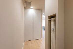A hallway with a white wardrobe and a radiator. - De Amicis 25 - Nel cuore di Milano (Milan)
