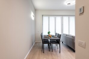 Departamento Confort | Área de sala de estar | Televisión de pantalla plana 