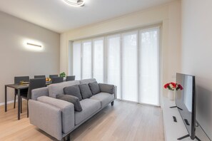 Departamento Confort | Área de sala de estar | Televisión de pantalla plana 