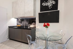 Falcone 5 Monolocale comfort | Cocina privada | Refrigerador, microondas, horno y parrilla de estufa 