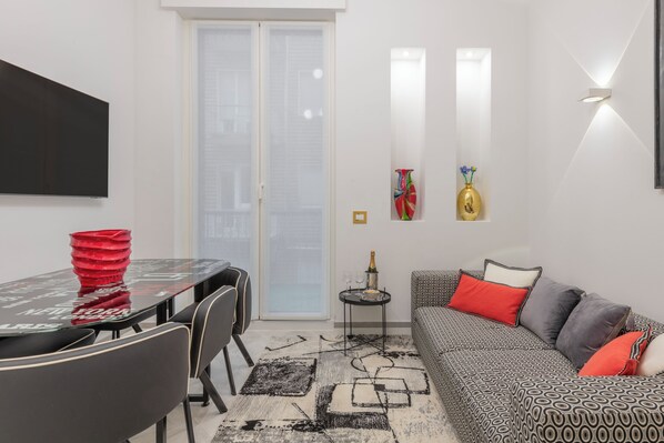 Falcone 5 Bilocale comfort | Vardagsrum | Platt-tv