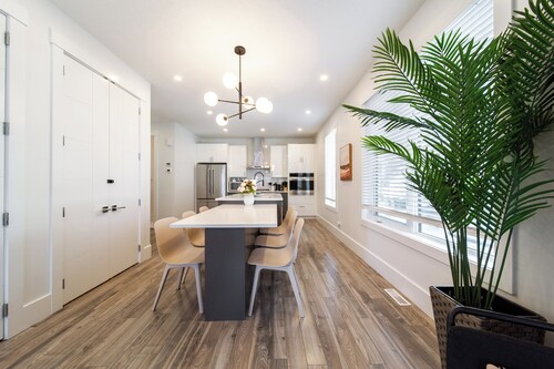 Chic Hideaway-King Bed-Fireplace-DT/WEM-Garage