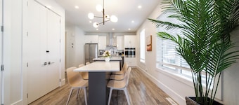 Chic Hideaway-King Bed-Fireplace-DT/WEM-Garage