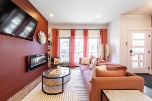 Smart TV, fireplace