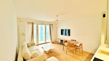 Deluxe-Apartment, Balkon | 2 Schlafzimmer, Bügeleisen/Bügelbrett, kostenloses WLAN