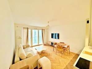 Deluxe-huoneisto, parveke | 2 makuuhuonetta, silitysrauta/-lauta, ilmainen Wi-Fi