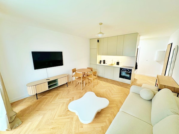 Deluxe-huoneisto, parveke | 2 makuuhuonetta, silitysrauta/-lauta, ilmainen Wi-Fi