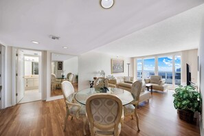 Dining - 3 Bedroom Dreamy Bay Views (Miami)