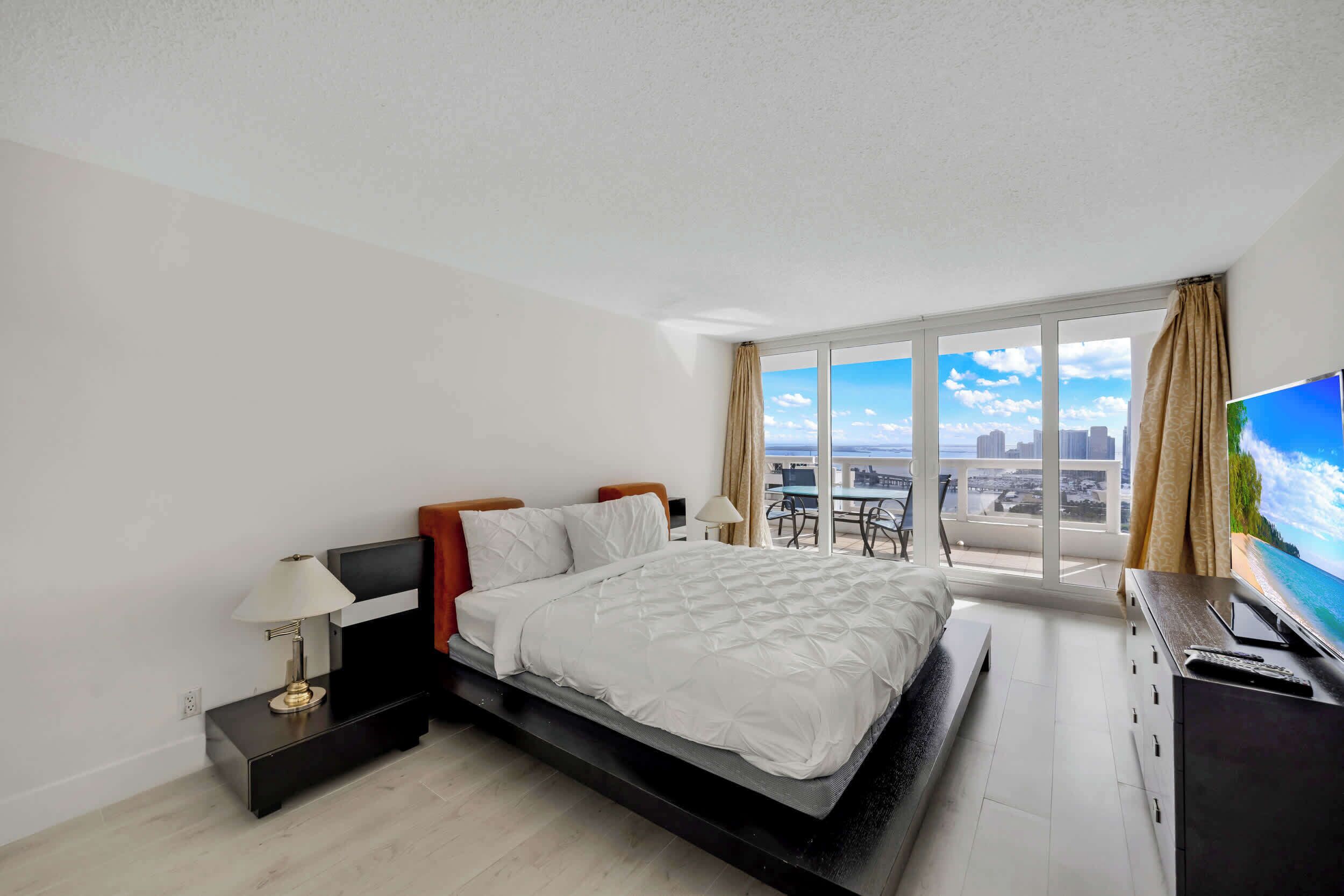 3 Schlafzimmer, Schreibtisch, Bügeleisen/Bügelbrett, Reisekinderbett