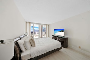 3 bedrooms, desk, iron/ironing board, travel cot - Spacious 3BR | Bay Overlooking Balcony | StayCozy (Miami)