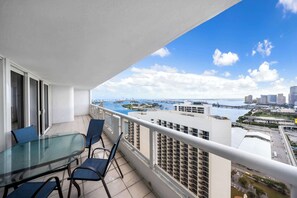 Outdoor dining - 3 Bedroom Dreamy Bay Views (Miami)