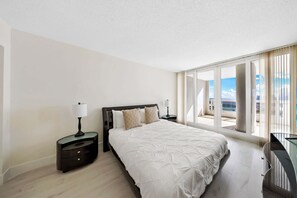 3 chambres, bureau, fer et planche à repasser, lit de bébé portatif