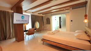 Une chambre d’hôtel équipée d’un lit, d’une télévision, d’un bureau, d’une chaise et d’un fauteuil suspendu.