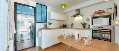 Frigorífico, microondas, horno y lavavajillas