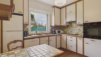 Een koelkast, een microgolfoven, een oven, een vaatwasser