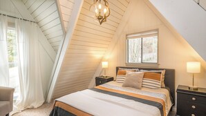 3 bedrooms, iron/ironing board, Internet, bed sheets - Chalet on Ski Mountain - Stunning Views of Mount LeConte - Right in Gatlinburg! (Gatlinburg)