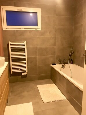 Shower, towels, toilet paper - Family home with pool, 10 minutes from the ocean! (Guidel)