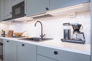 Apartamento superior, vista para o parque, de frente para a praia | Cozinha privada | Geladeira grande, micro-ondas, fogão, cooktop