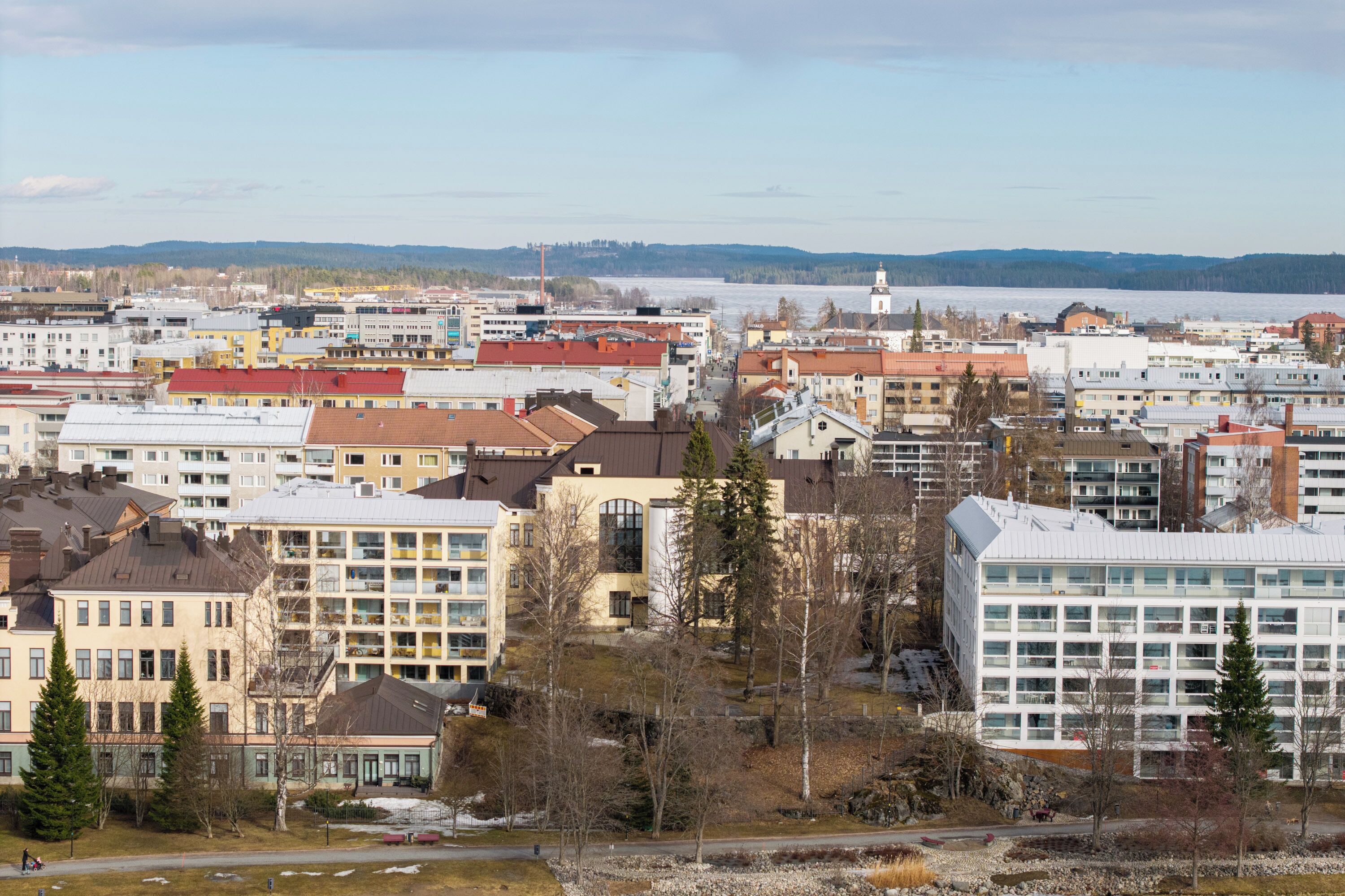 Kaupunkikuva, jossa on erilaisia rakennuksia, kuten asuin- ja liikerakennuksia.