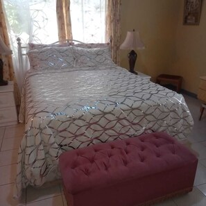 2 bedrooms, iron/ironing board, bed sheets - Tranquil haven. Lovely and spacious two bedroom bungalow very large sitting room (Montego Bay)