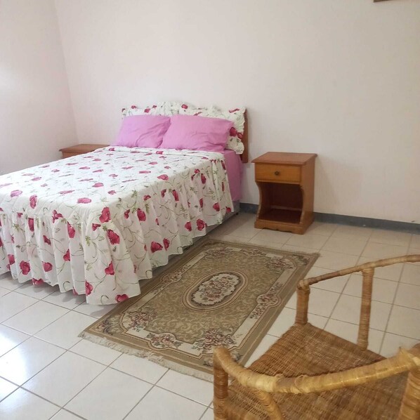 2 bedrooms, iron/ironing board, bed sheets