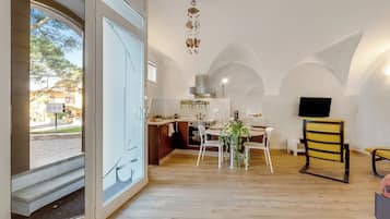 Fridge, oven, stovetop, coffee/tea maker