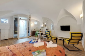 Standard Studio (Lory-Cosy Gardone Old Town&Vittoriale) | Free WiFi, bed sheets