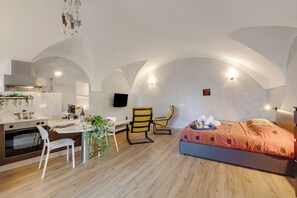 Standard Studio (Lory-Cosy Gardone Old Town&Vittoriale) | Free WiFi, bed sheets