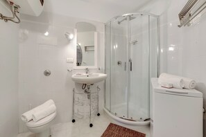 Standard Studio (Lory-Cosy Gardone Old Town&Vittoriale) | Bathroom | Shower, bidet, towels, soap - Lory-cosy Gardone Old Town&vittoriale (Gardone Riviera)