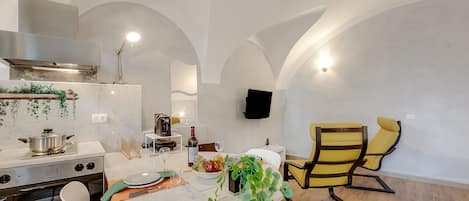 Standard Studio (Lory-Cosy Gardone Old Town&Vittoriale) | Private kitchen | Fridge, oven, stovetop, coffee/tea maker