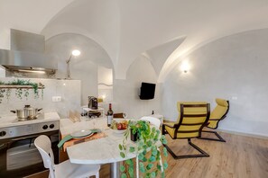 Standard Studio (Lory-Cosy Gardone Old Town&Vittoriale) | Private kitchen | Fridge, oven, stovetop, coffee/tea maker - Lory-cosy Gardone Old Town&vittoriale (Gardone Riviera)