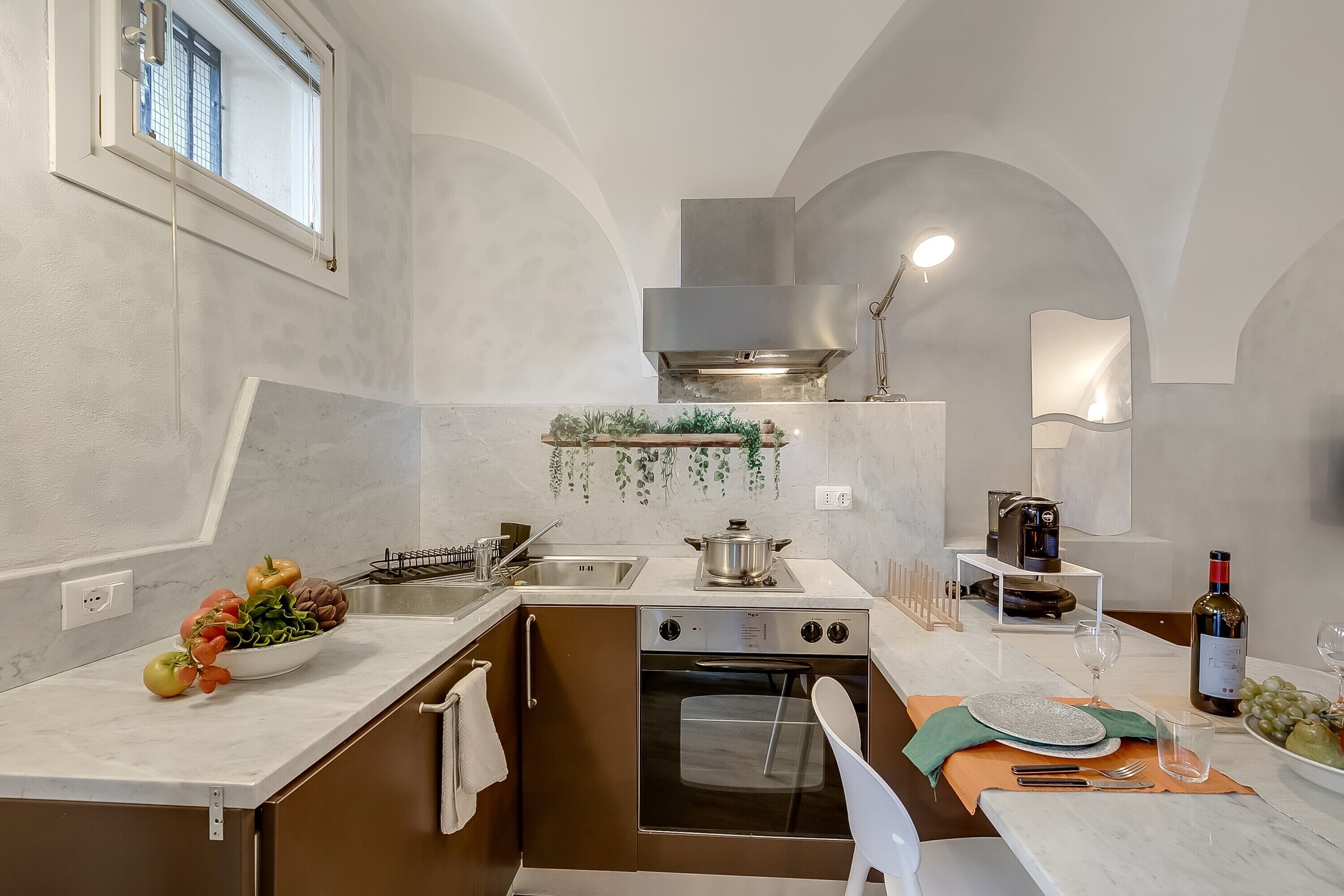 Fridge, oven, stovetop, coffee/tea maker