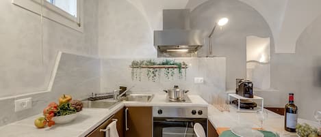 Fridge, oven, stovetop, coffee/tea maker