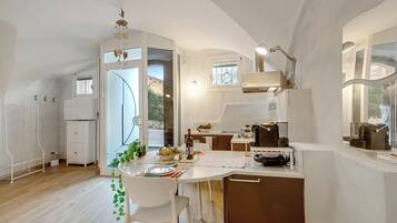 Fridge, oven, stovetop, coffee/tea maker