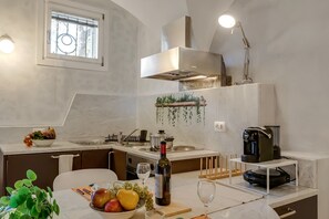 Standard-Studio (Lory-Cosy Gardone Old Town&Vittoriale) | Eigene Küche | Kühlschrank, Ofen, Herdplatte, Wasserkocher mit Kaffee-/Teezubehör