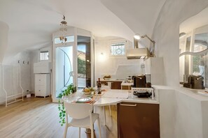 Fridge, oven, stovetop, coffee/tea maker