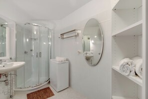 Studio – standard (Lory-Cosy Gardone Old Town&Vittoriale) | Bad | Dusj, bidé, håndklær og såpe