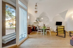 Studio – standard (Lory-Cosy Gardone Old Town&Vittoriale) | Eget kjøkken | Kjøleskap, ovn, kokeplater og kaffetrakter/tekoker