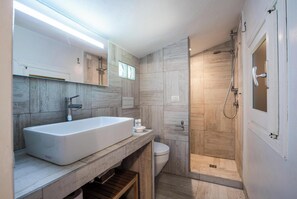 家庭公寓, 多間臥室, 2 間浴室 (Le Dalie With Shared Pool) | 浴室 | 淋浴設備、風筒、坐浴桶、提供毛巾