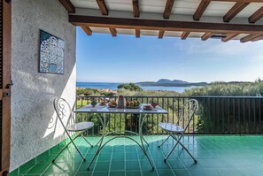 Outdoor dining - Le Dalie With Shared Pool (Olbia)