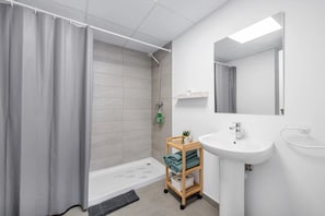 Suihku, hiustenkuivaaja, pyyhkeet, saippua