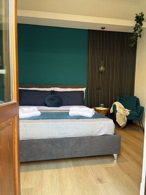 2 habitaciones, escritorio y tabla de planchar con plancha