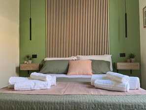 2 habitaciones, escritorio y tabla de planchar con plancha 