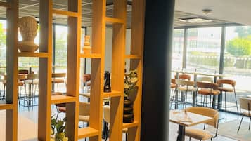 Desayuno buffet diario (EUR 14 por persona)