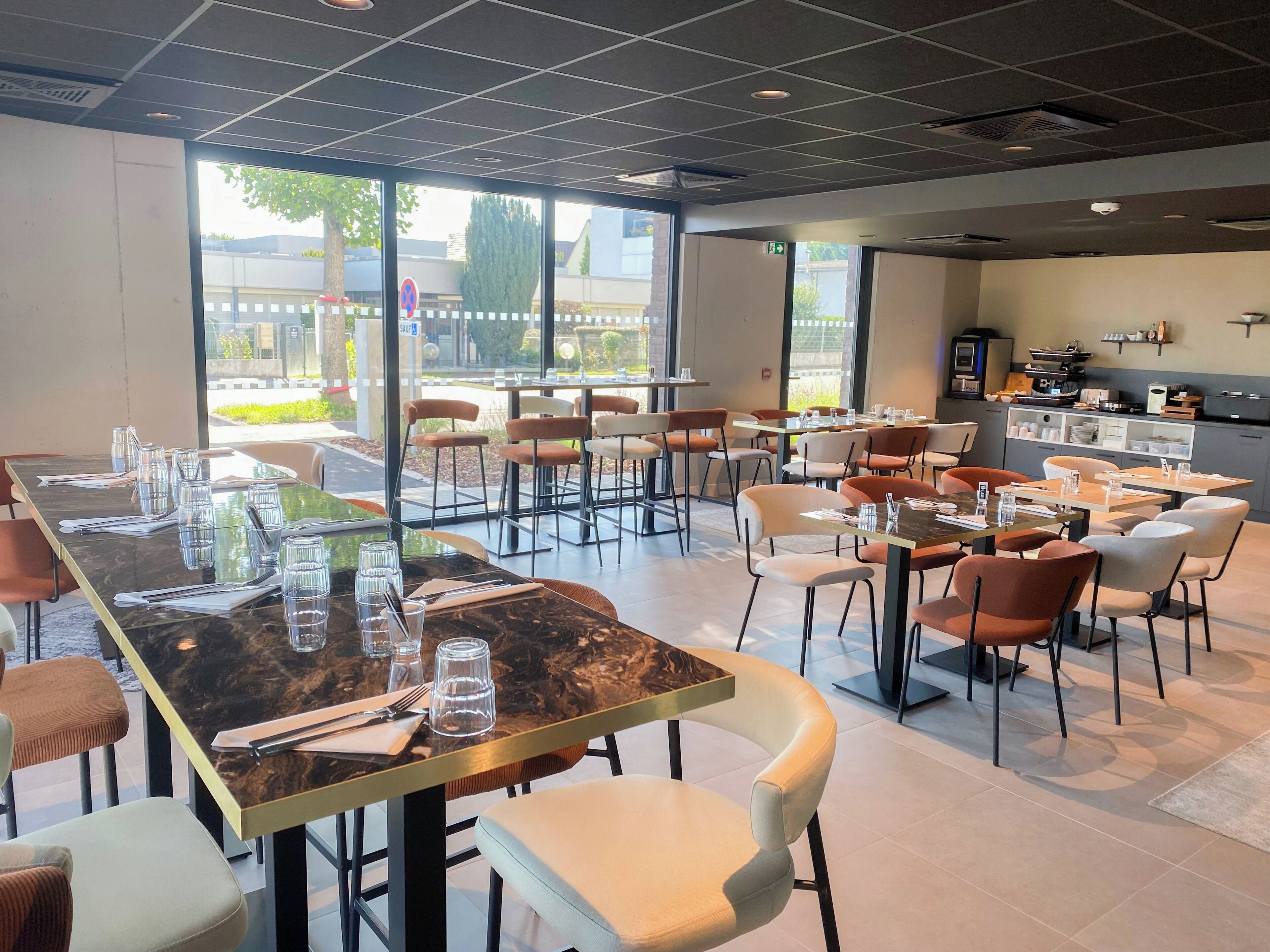 Petit déjeuner buffet (14 EUR par personne)