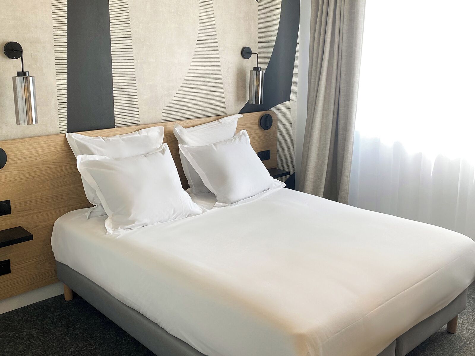 Coffres-forts dans les chambres, bureau, fer et planche à repasser