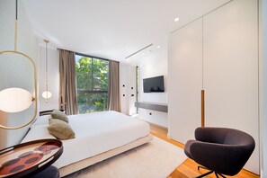 6 bedrooms, iron/ironing board, WiFi, bed sheets