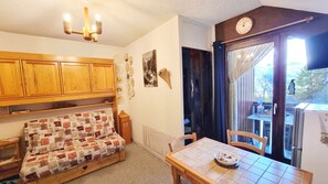 Dining - Ecrins National Park, Hautes Alpes, attractive 30m² fully-equipped apartment up for grabs (Saint-Léger-les-Mélèzes)