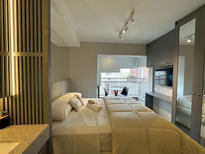 Deluxe Studio | Desk, laptop workspace, free WiFi